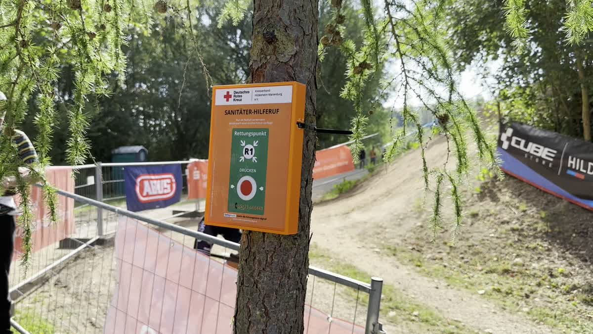 Sanitäter-Hilferuf-Melder des DRK an einem Baum an der Rennstrecke